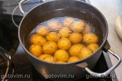 Мелкий картофель в кожуре, обжаренный в чесночном масле с розмарином