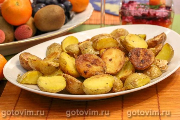 Мелкий картофель в кожуре, обжаренный в чесночном масле с розмарином
