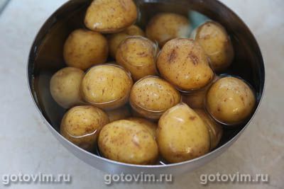 Мелкий картофель в кожуре, обжаренный в чесночном масле с розмарином