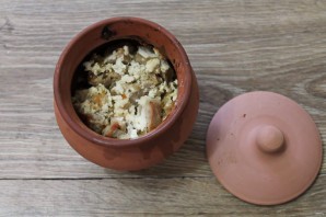 Мясо с баклажанами в горшочках в духовке