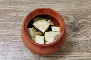 Мясо с баклажанами в горшочках в духовке