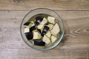 Мясо с баклажанами в горшочках в духовке