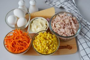 Новогодний слоеный салат