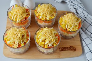 Новогодний слоеный салат