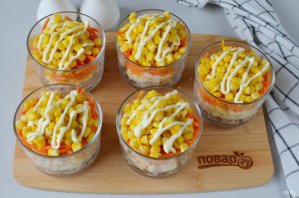 Новогодний слоеный салат