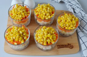 Новогодний слоеный салат