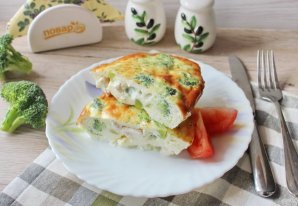 Омлет с курицей и брокколи