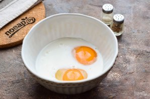 Омлет с помидорами и рукколой