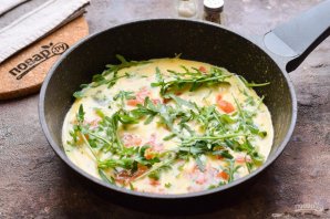 Омлет с помидорами и рукколой