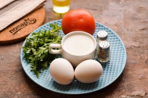 Омлет с помидорами и рукколой