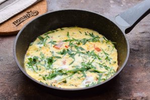 Омлет с помидорами и рукколой