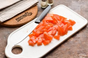 Омлет с помидорами и рукколой