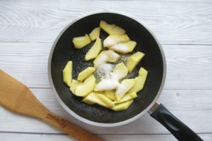 Овсяная каша с карамелизированными яблоками