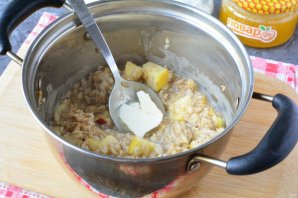 Овсяная каша с медом и яблоками