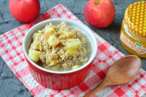 Овсяная каша с медом и яблоками