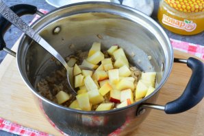 Овсяная каша с медом и яблоками