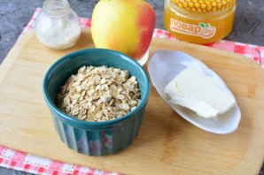 Овсяная каша с медом и яблоками