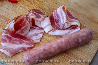 Пицца из ржаного теста с беконом, колбасками для жарки и сладким перцем Пицца из ржаного теста с беконом, колбасками для жарки и сладким перцем