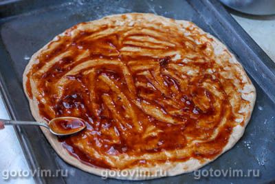 Пицца из ржаного теста с беконом, колбасками для жарки и сладким перцем Пицца из ржаного теста с беконом, колбасками для жарки и сладким перцем