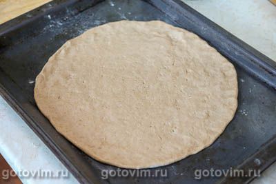 Пицца из ржаного теста с беконом, колбасками для жарки и сладким перцем Пицца из ржаного теста с беконом, колбасками для жарки и сладким перцем