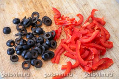 Пицца из ржаного теста с беконом, колбасками для жарки и сладким перцем Пицца из ржаного теста с беконом, колбасками для жарки и сладким перцем