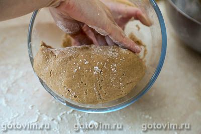 Пицца из ржаного теста с беконом, колбасками для жарки и сладким перцем Пицца из ржаного теста с беконом, колбасками для жарки и сладким перцем