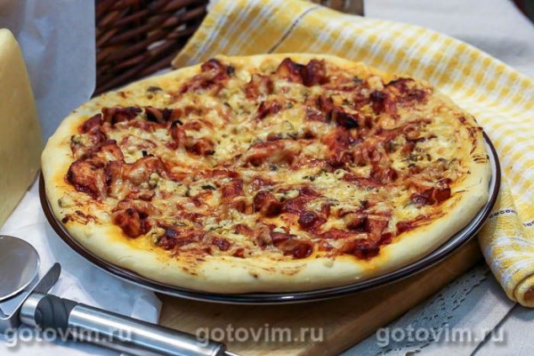 Пицца с курицей буффало и сыром с голубой плесенью