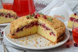 Пирог с клюквой и штрейзельной крошкой