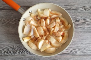 Пирог с жареными яблоками