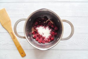 Плетеный пирог с вишней