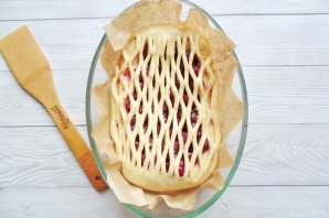 Плетеный пирог с вишней