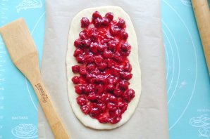 Плетеный пирог с вишней