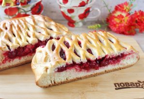 Плетеный пирог с вишней