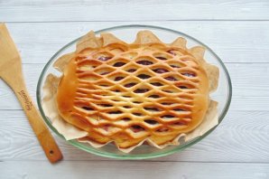Плетеный пирог с вишней