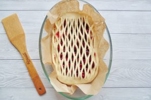 Плетеный пирог с вишней