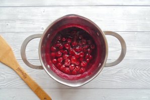 Плетеный пирог с вишней