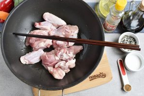 Рисовая лапша с курицей по-азиатски