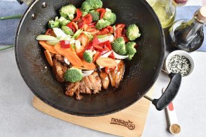 Рисовая лапша с курицей по-азиатски