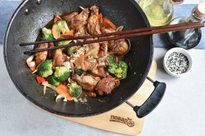 Рисовая лапша с курицей по-азиатски