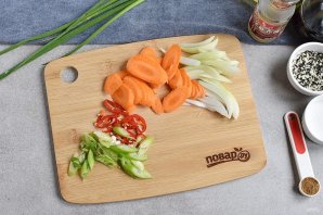 Рисовая лапша с курицей по-азиатски Рисовая лапша с курицей по-азиатски