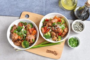 Рисовая лапша с курицей по-азиатски