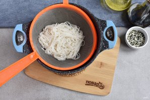 Рисовая лапша с курицей по-азиатски