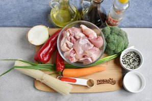 Рисовая лапша с курицей по-азиатски