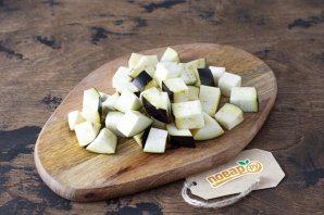 Салат из баклажанов с помидорами и сметаной