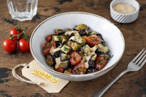 Салат из баклажанов с помидорами и сметаной