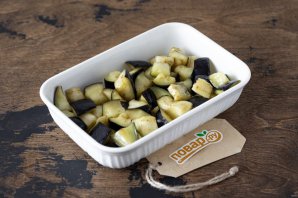 Салат из баклажанов с помидорами и сметаной