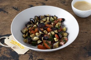 Салат из баклажанов с помидорами и сметаной