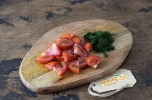 Салат из баклажанов с помидорами и сметаной