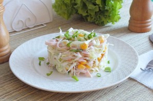 Салат из капусты с ветчиной и кукурузой