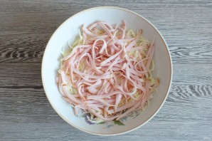 Салат из капусты с ветчиной и кукурузой